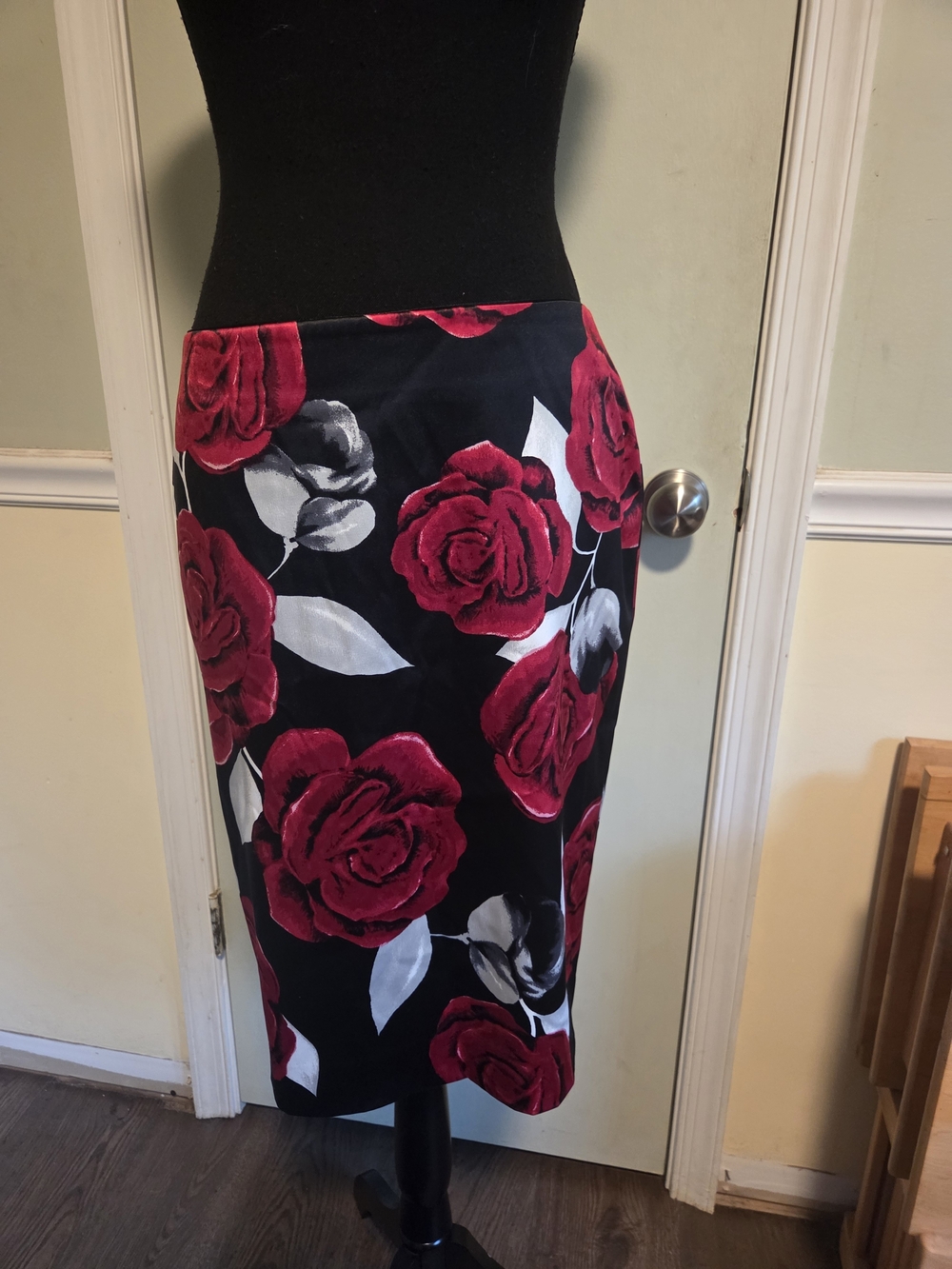 White House Black Market Black Pencil Skirt with Red Rose Print